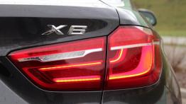 BMW X6 F16 xDrive30d 258KM - galeria redakcyjna - prawy tylny reflektor - włączony