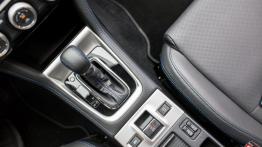Subaru Levorg 1.6 GT 170 KM (2016) - galeria redakcyjna - tunel środkowy między fotelami