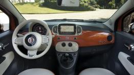 Fiat 500 Anniversario (2017) - widok ogólny wnętrza z przodu