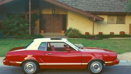 Ford Mustang - krótka historia sportowego Forda - prawy bok