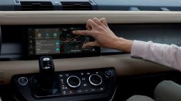 Land Rover Defender (2020) - ekran systemu multimedialnego