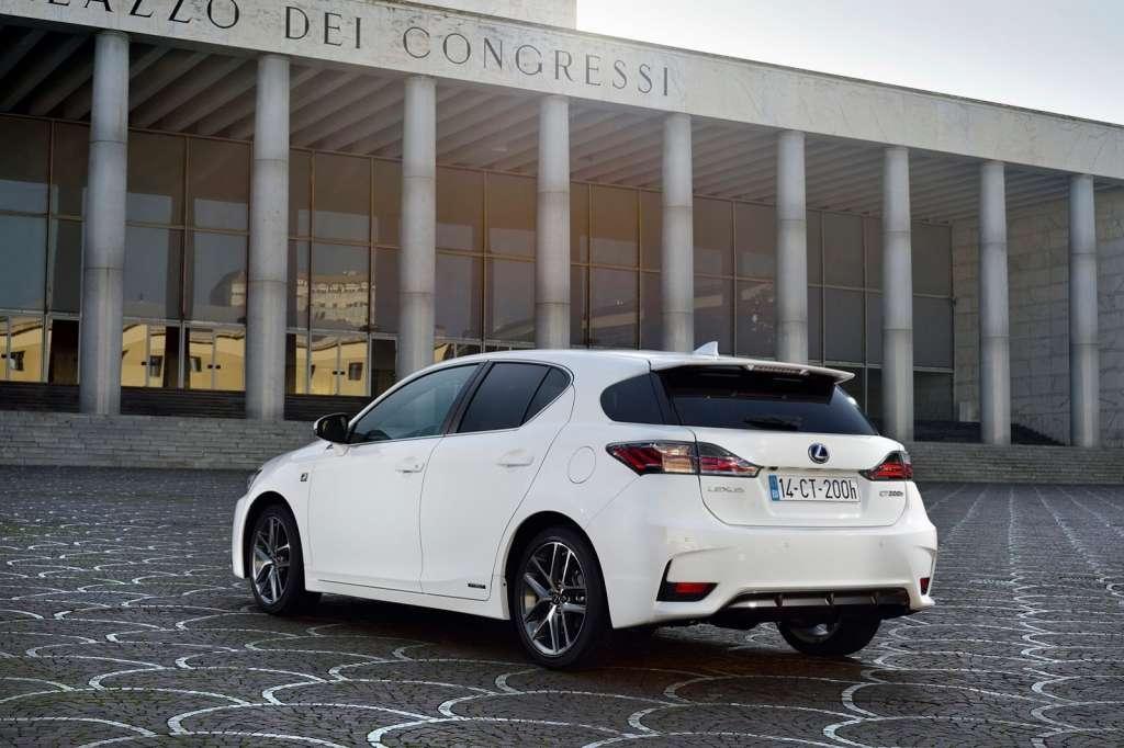 Odświeżony Lexus CT 200h zadebiutuje w Genewie