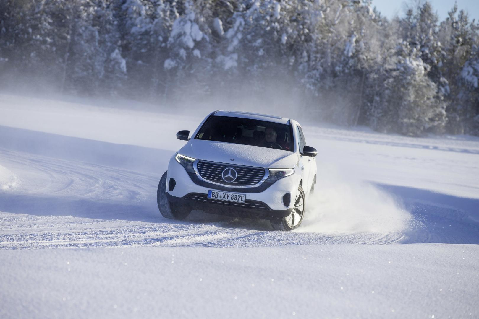 „Elektryk” na lodzie MercedesBenz EQC przechodzi zimowe