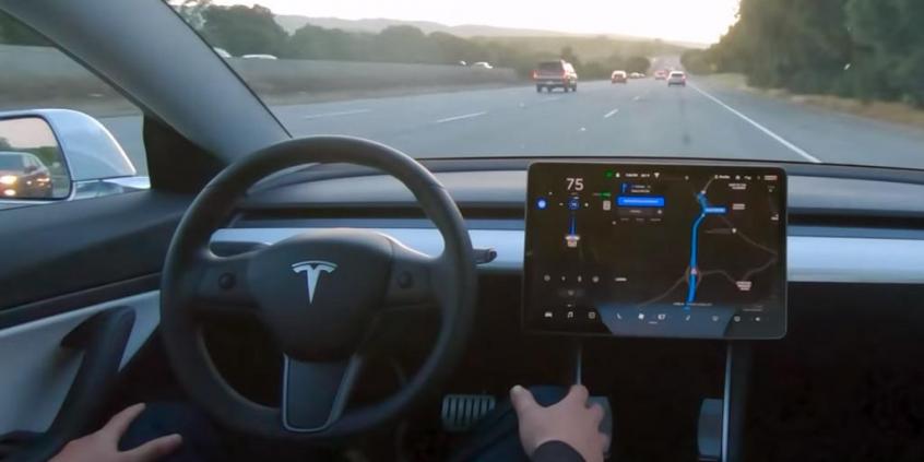 Sztuczna inteligencja w samochodach. Tesla chce być pierwsza