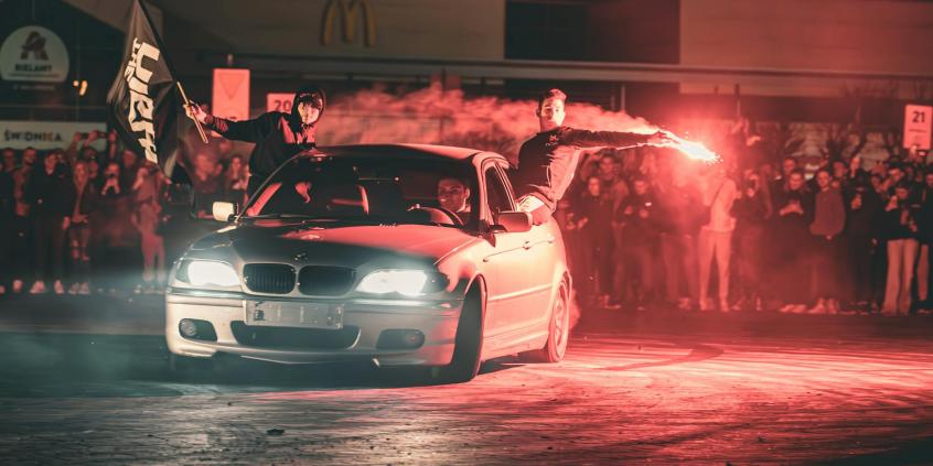 Do 5 lat za przekroczenie prędkości, surowe kary za drift i spoty pod lupą! Nowe przepisy ruchu drogowego wejdą w życie w ciągu 30 dni