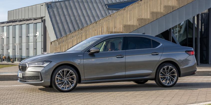272 KM w hybrydzie plug-in. Nowa Skoda Superb Hatch iV staje na szczycie gamy