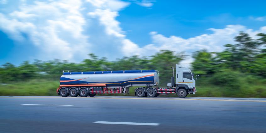 Kierowcy cystern pojadą dłużej. Nowe zasady transportu paliw mają charakter prewencyjny