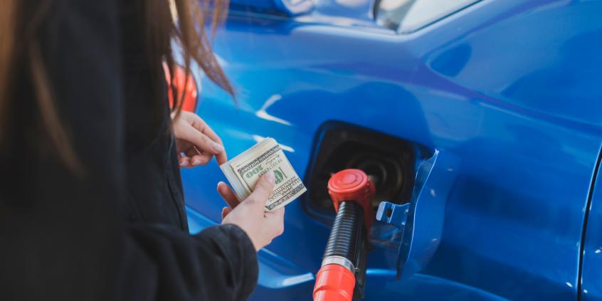 Kryzys paliwowy 2026: Tak zaoszczędzisz na benzynie i dieslu według nowych wytycznych IEA