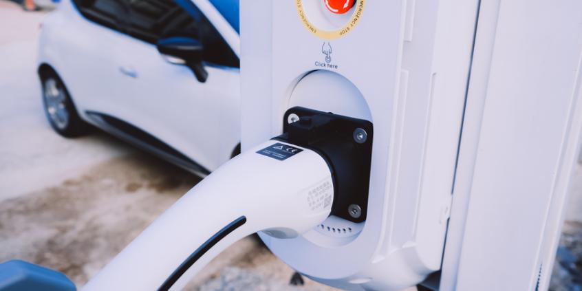 Renault liderem marca 2026, Peugeot drugi, Dacia trzecia. Rynek staje się elektryczny