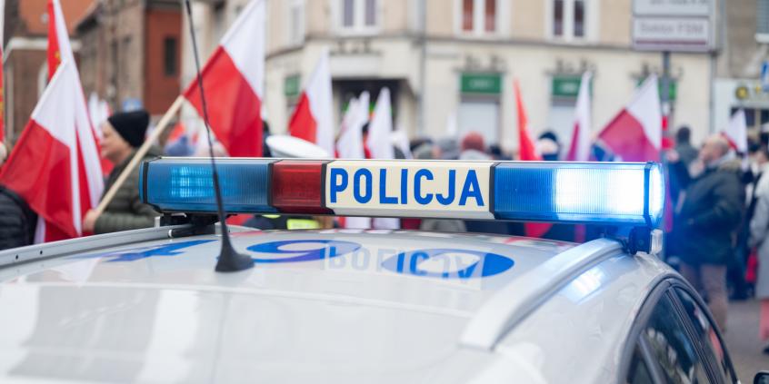 Radiowóz jedzie zygzakiem na autostradzie. Co to znaczy i jak reagować?