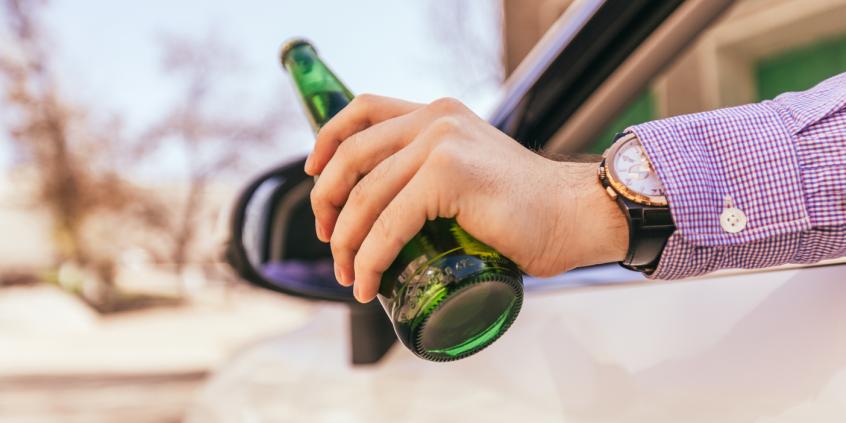 Piwo bezalkoholowe 0,0 czy 'do 0,5%'. Co naprawdę wolno kierowcy?