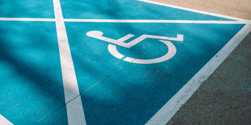 Karta parkingowa 2026. Dlaczego orzeczenie nie gwarantuje prawa do koperty?