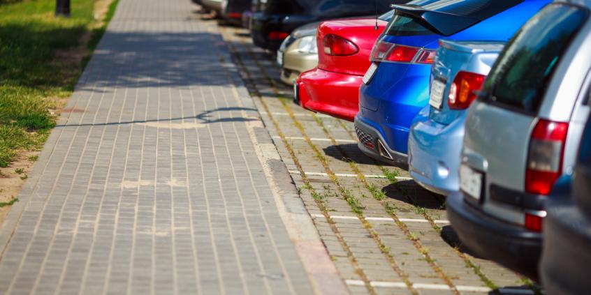 Mandat za chwilowy postój z włączonym silnikiem. Kiedy grozi kara?