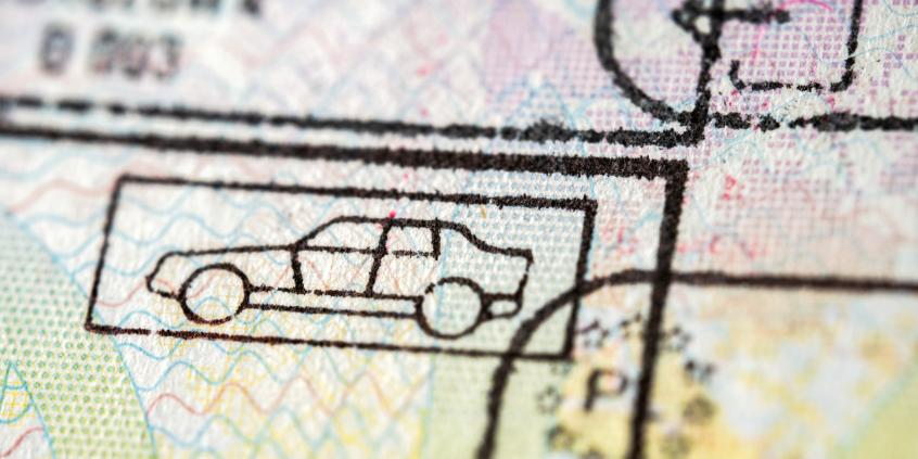 UE kończy z papierowym dowodem rejestracyjnym. Co to oznacza dla kierowców?