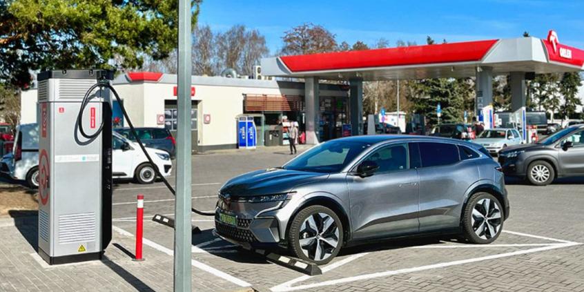 ORLEN buduje sieć ultraszybkich hubów 300 kW w Czechach. 600 punktów do 2030 roku