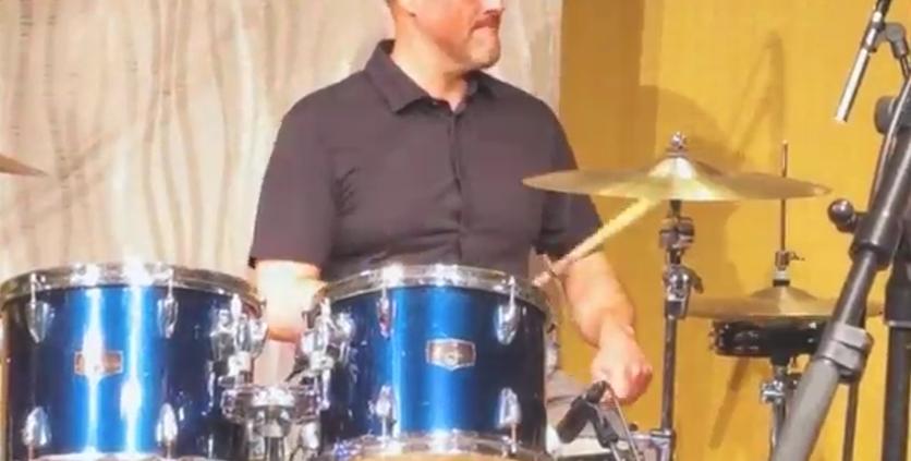 Ivan Espinosa za perkusją. Jak szef Nissana pokazał ludzką twarz marki?