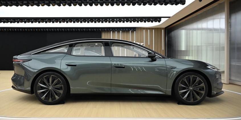 3100 zamówień w godzinę. Debiut Toyoty bZ7 przyciąga tłumy