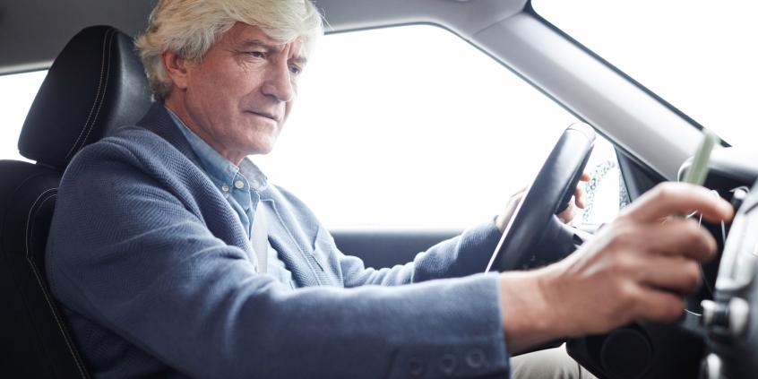 Starsi kierowcy bez nowych obowiązków. Jest decyzja UE
