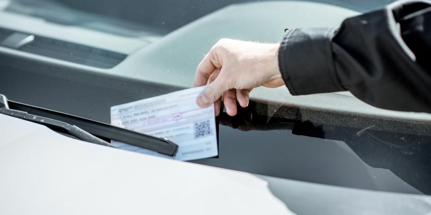 Kartka za wycieraczką? To może być oszustwo „na KAS” — kierowcy na celowniku