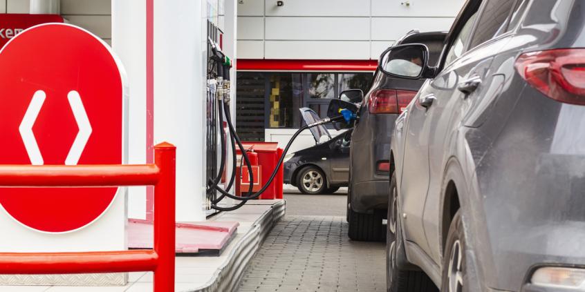 Tankowanie przed majówką może kosztować mniej. Benzyna 95 ma limit 5,97 zł za litr