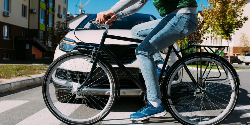 Rowerzysta na pasach. Co mówią przepisy i jakie są konsekwencje?
