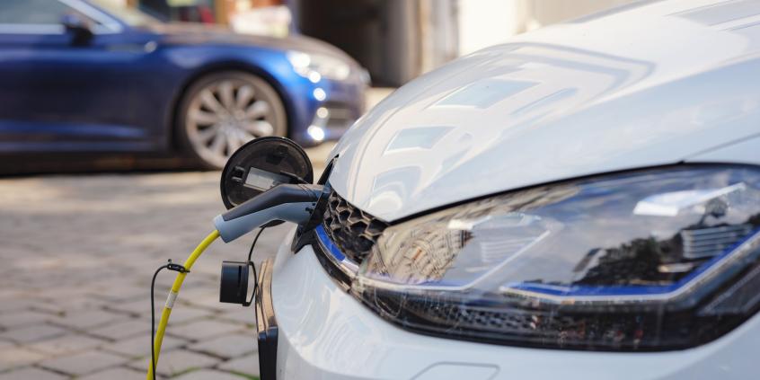 Elektryfikacja flot w Polsce pod presją. Brak ładowarek hamuje ambitne plany firm