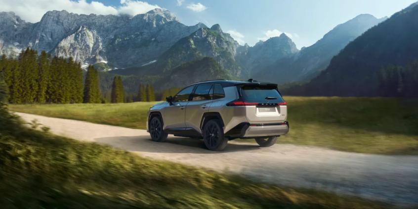 Toyota RAV4 Plug-in ma 309 KM i do 137 km zasięgu. Czy warto dopłacić do tej wersji?