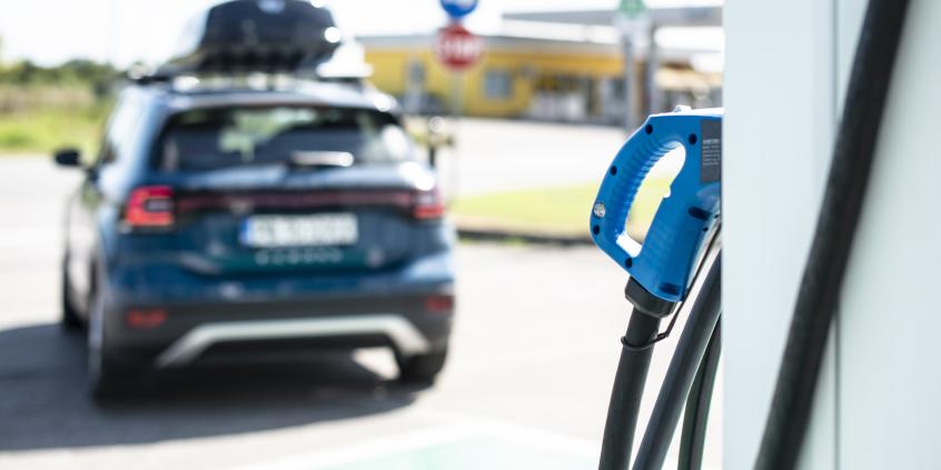 Wielu kierowców hybryd o tym nie wie. Jedna mała bateria może unieruchomić auto