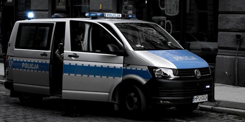 Nie tylko OC i przegląd. Policjant sprawdzi też to, co wozisz w aucie