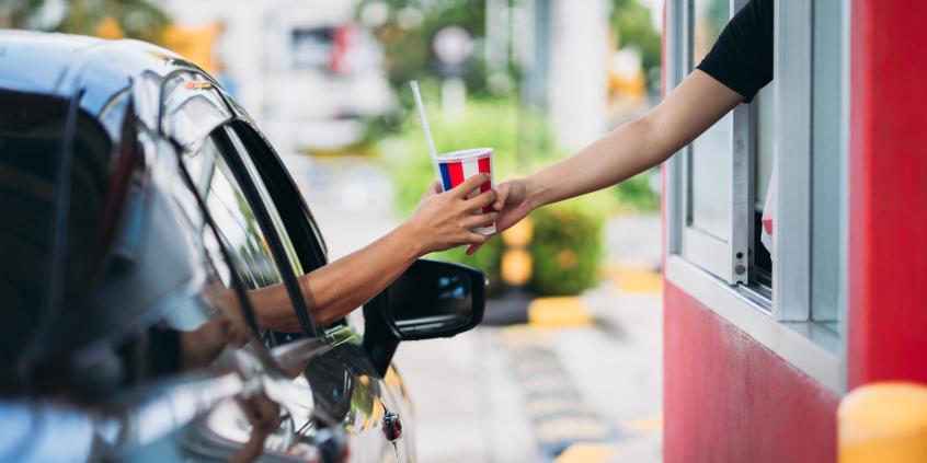 Stoisz w McDrive? Ten błąd może skończyć się mandatem i punktami karnymi