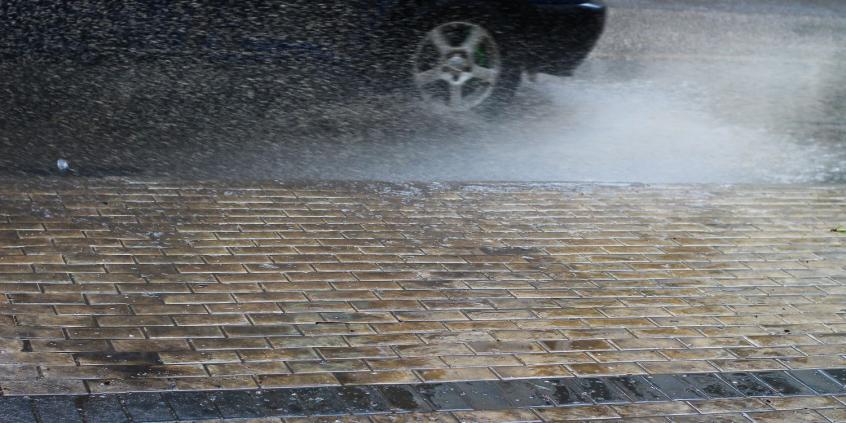 Deszcz, kałuża i utrata kontroli nad autem. Tak unikniesz aquaplaningu