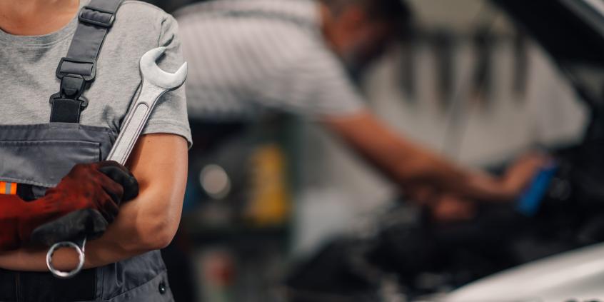 Tak kierowcy niszczą dwumasę. Mechanik wskazuje częsty błąd pod światłami