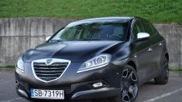 Lancia Delta III Hatchback 1.9 Twinturbo MultiJet 190KM - galeria redakcyjna - widok z przodu