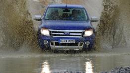 Ford Ranger 2012 - polska prezentacja - przód - reflektory włączone