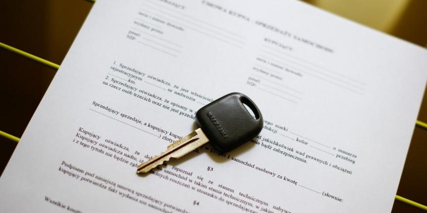 Dowód rejestracyjny czy umowa sprzedaży – co potwierdza, kto jest właścicielem pojazdu?
