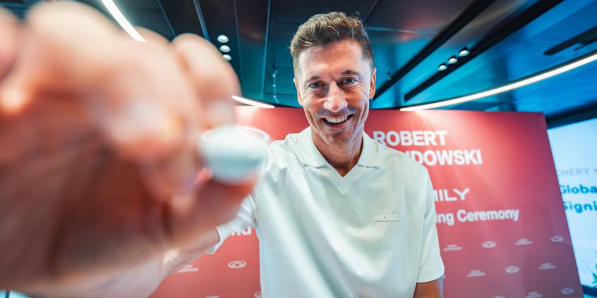 Robert Lewandowski podpisał umowę z chińskim gigantem. W Polsce ta marka jest coraz popularniejsza