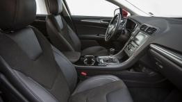 Ford Mondeo V Liftback - widok ogólny wnętrza z przodu