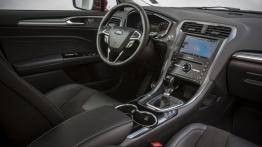 Ford Mondeo V Liftback - widok ogólny wnętrza z przodu
