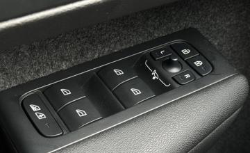 Volvo XC40 Crossover Facelifting 2.0 B4 197KM 2025 Plus Motyw: Dark, zdjęcie 17