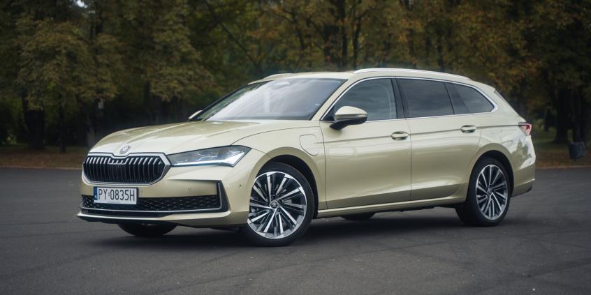 Škoda Kodiaq vs Superb Combi - porównanie funkcjonalności i bagażnika. Jakie przewagi ma SUV, a jakie kombi?
