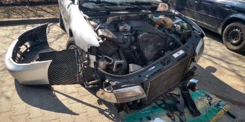 Dostał mandat, bo... naprawiał auto przed domem