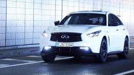 Infiniti FX Vettel Edition - widok z przodu