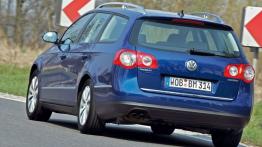 Volkswagen Passat Kombi Blue Motion - widok z tyłu