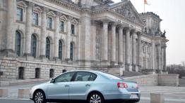 Volkswagen Passat Sedan Blue Motion - lewy bok