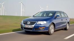 Volkswagen Passat Kombi Blue Motion - widok z przodu