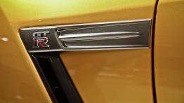 Nissan GT-R Bolt Gold Edition - emblemat boczny