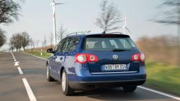 Volkswagen Passat Kombi Blue Motion - widok z tyłu