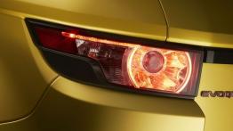 Range Rover Evoque Sicilian Yellow Limited Edition - lewy tylny reflektor - włączony