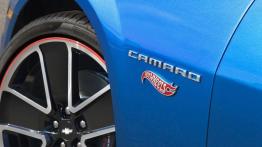 Chevrolet Camaro Hot Wheels Edition - emblemat boczny