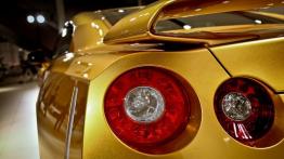 Nissan GT-R Bolt Gold Edition - lewy tylny reflektor - wyłączony